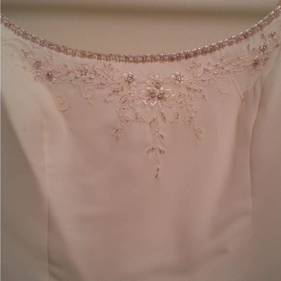 Long sleeve wedding dress. Almost new. Beautiful and timeless. - Picture 5 of 5